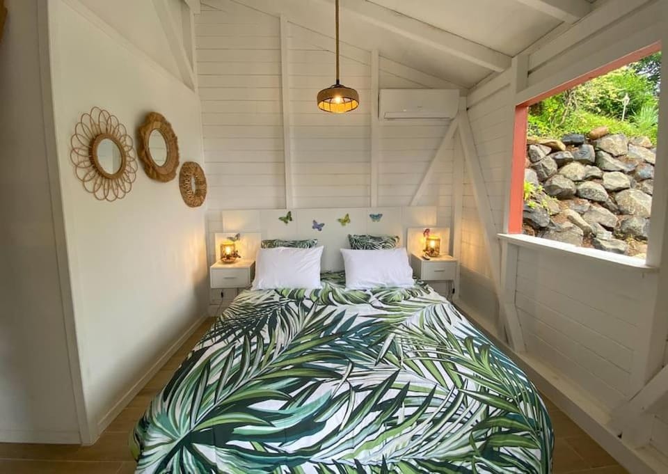 Photo of the whole room, Bedroom, air conditioner