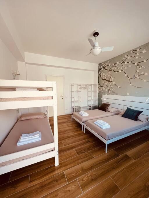 Bed, Photo of the whole room, Bedroom, bunk bed, fireplace