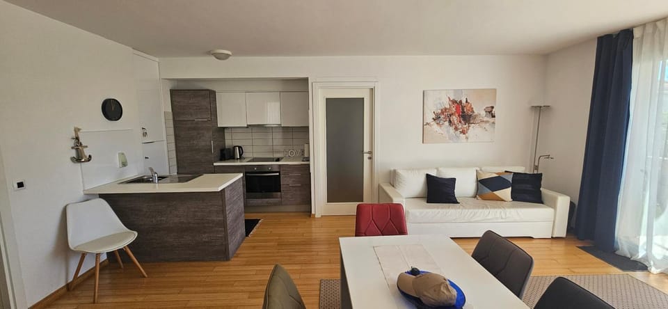 Seating area, Dining area, kitchen