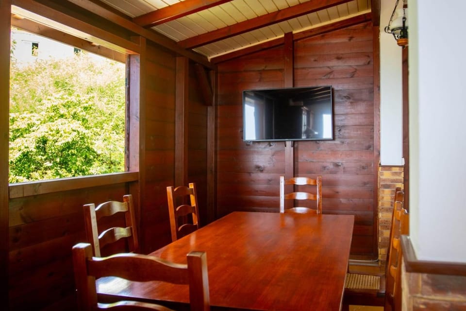 Communal lounge/ TV room, TV and multimedia, Dining area