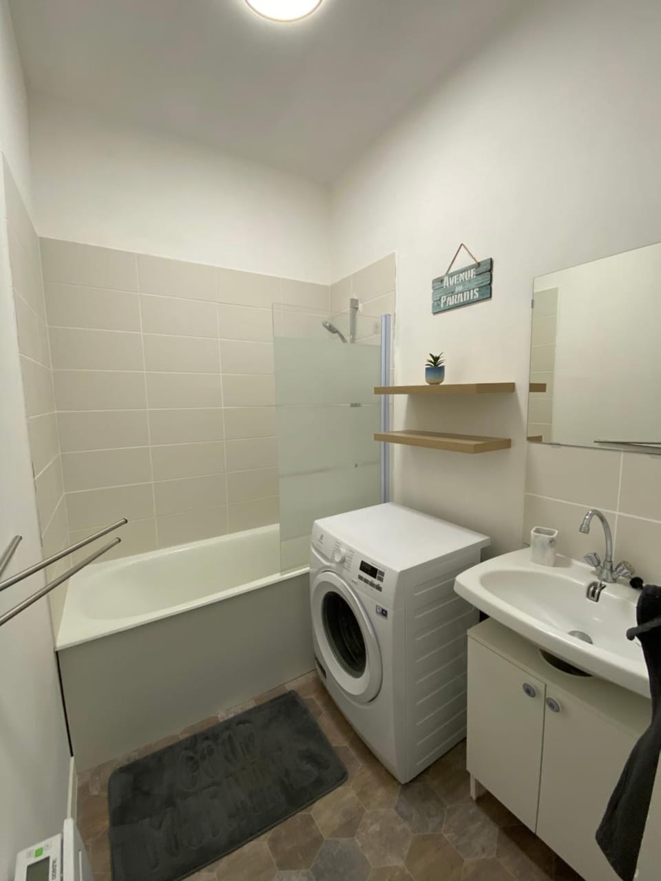 Bathroom, Bath, towels, washing machine, dryer