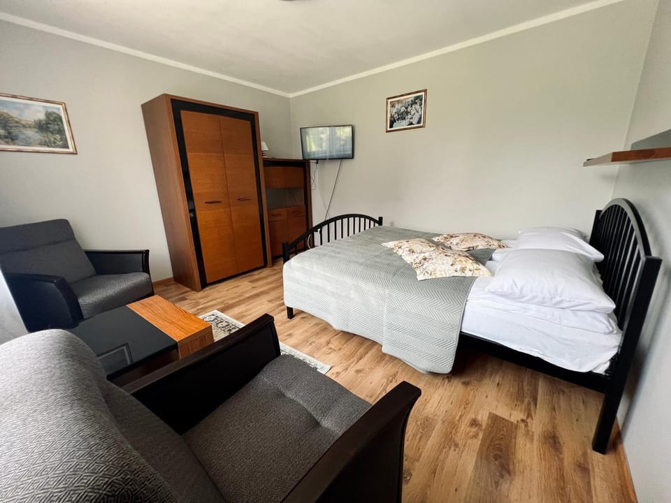 Bed, TV and multimedia, Photo of the whole room, Seating area, Bedroom, wardrobe