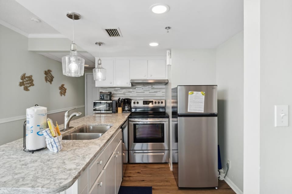 Kitchen or kitchenette, dishwasher