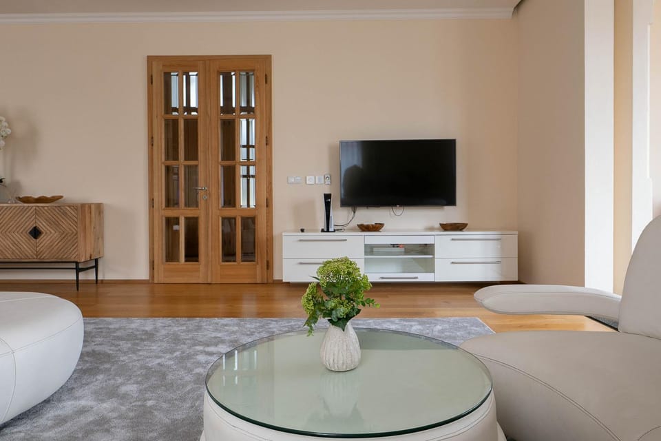 Communal lounge/ TV room, TV and multimedia, Living room, Seating area, Evening entertainment