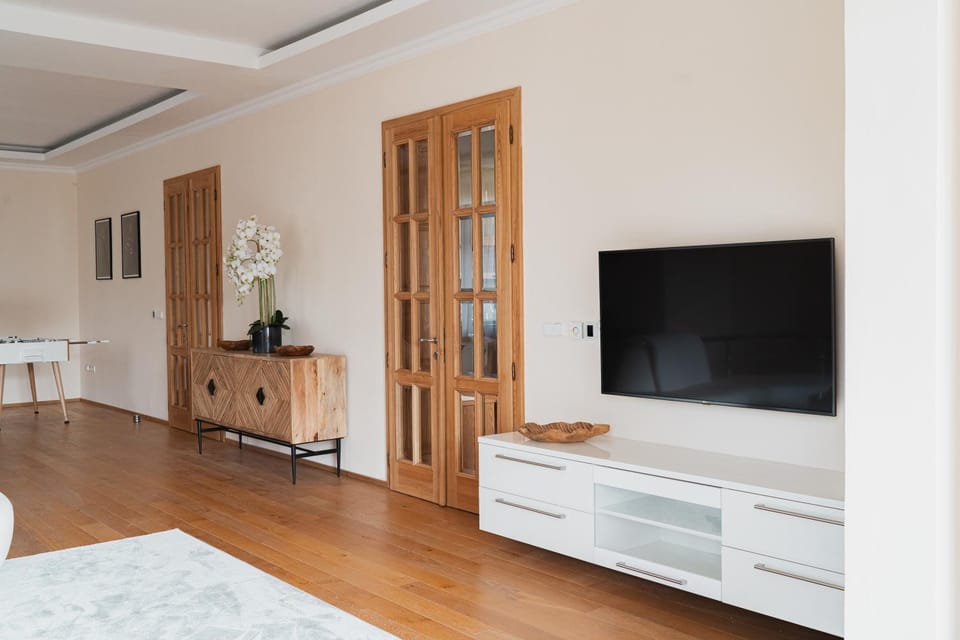 Communal lounge/ TV room, TV and multimedia, Living room, Evening entertainment