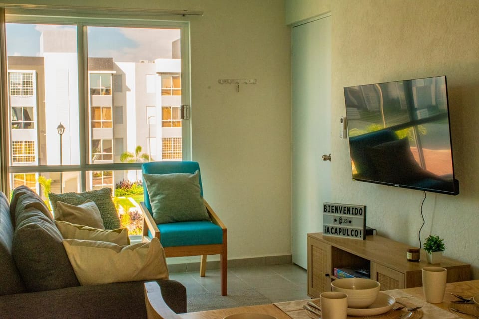 TV and multimedia, Living room, Pool view