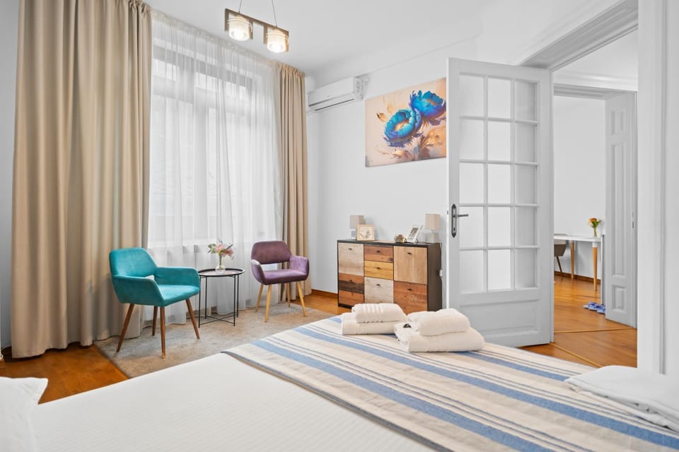 Bed, Seating area, Bedroom, air conditioner