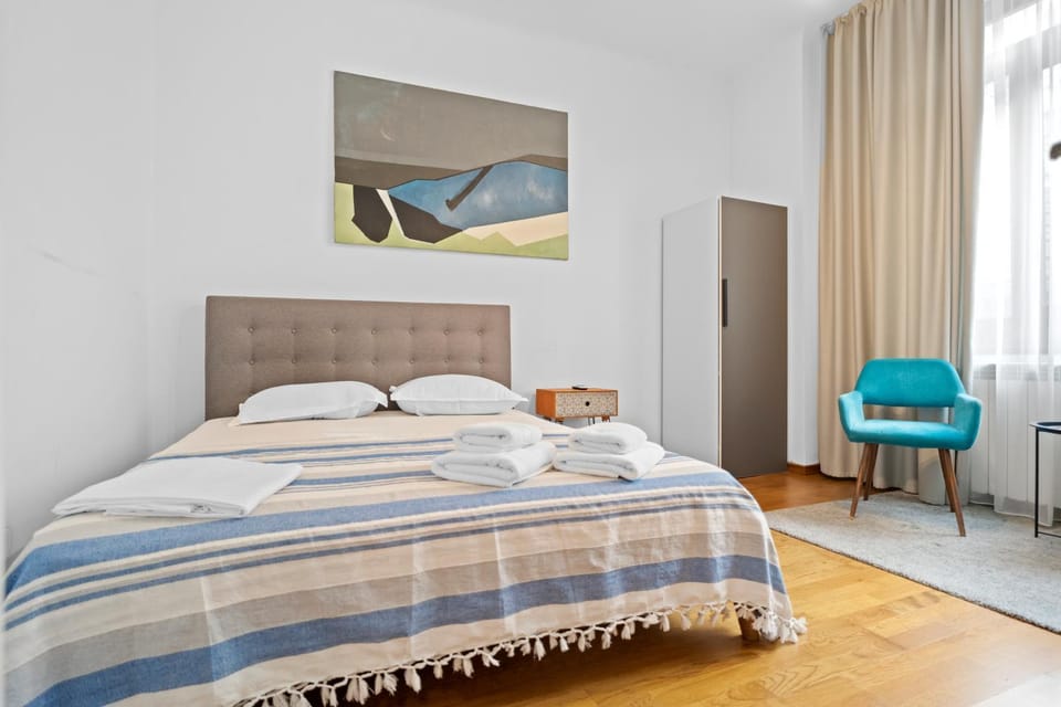 Bed, Seating area, Bedroom, wardrobe