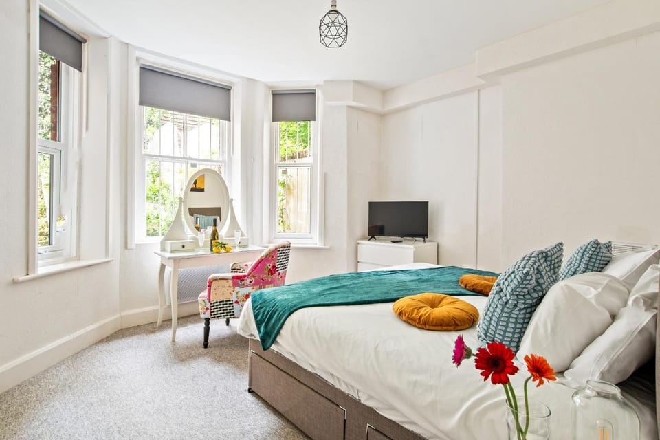Bed, TV and multimedia, Photo of the whole room, Bedroom, towels