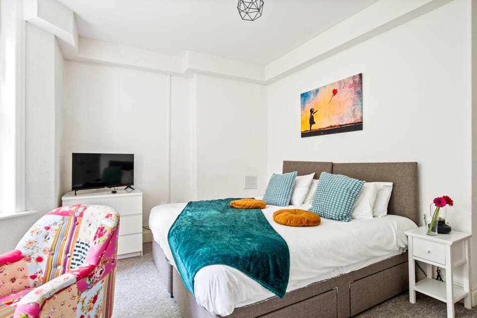 Bed, TV and multimedia, Photo of the whole room, Evening entertainment, Bedroom, towels