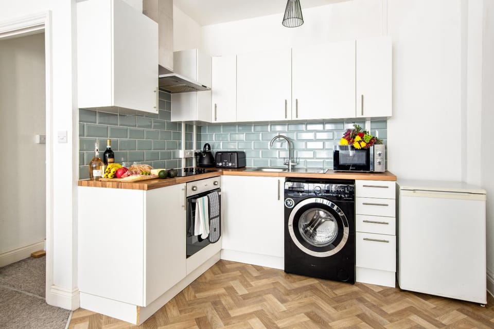 Kitchen or kitchenette, oven, pet friendly, stove, toaster, washing machine