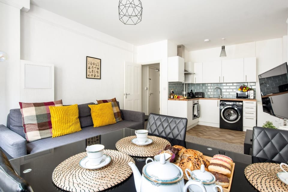 Coffee/tea facilities, Kitchen or kitchenette, Living room, Food and drinks, Seating area, Dining area, Food, oven, pet friendly, stove, toaster, washing machine