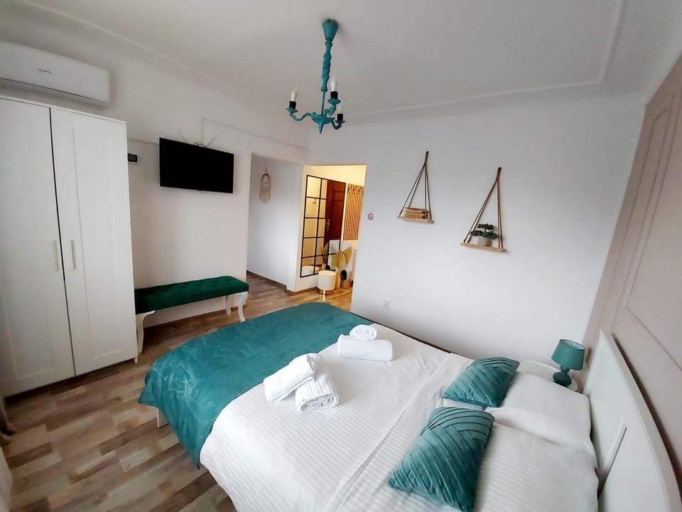 Communal lounge/ TV room, Bed, TV and multimedia, Photo of the whole room, Evening entertainment, Bedroom, towels, wardrobe