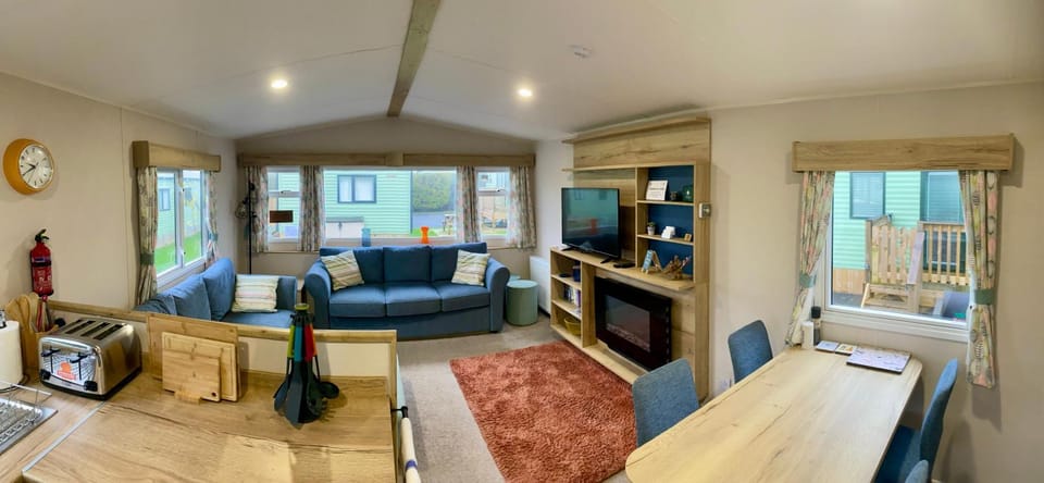 Communal lounge/ TV room, TV and multimedia, Living room, Seating area, Evening entertainment