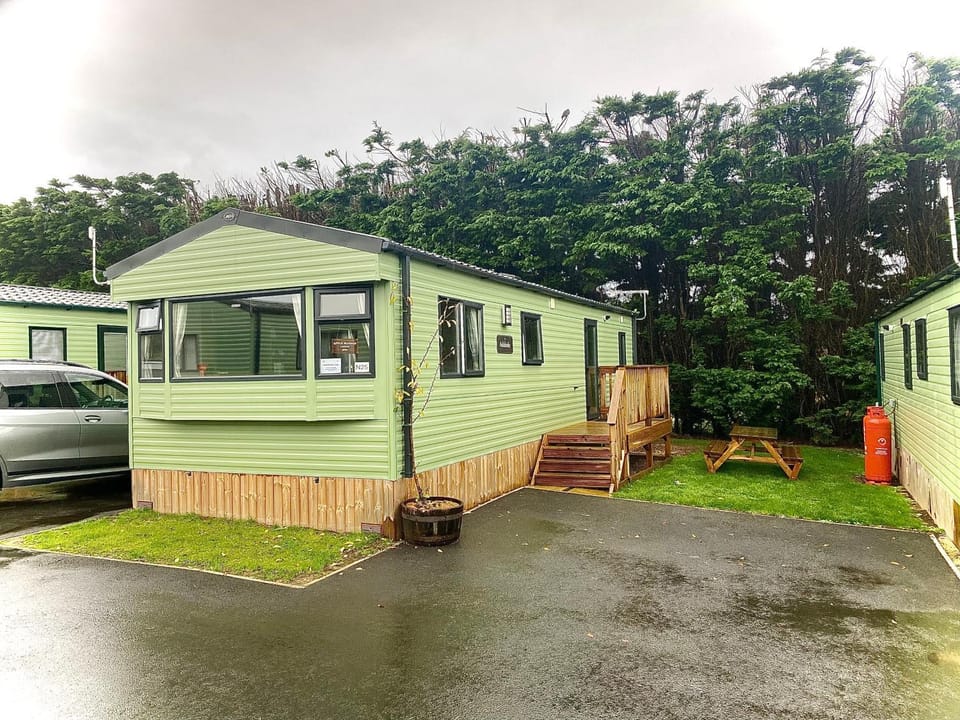 Property building, Day, Neighbourhood, Street view, Parking