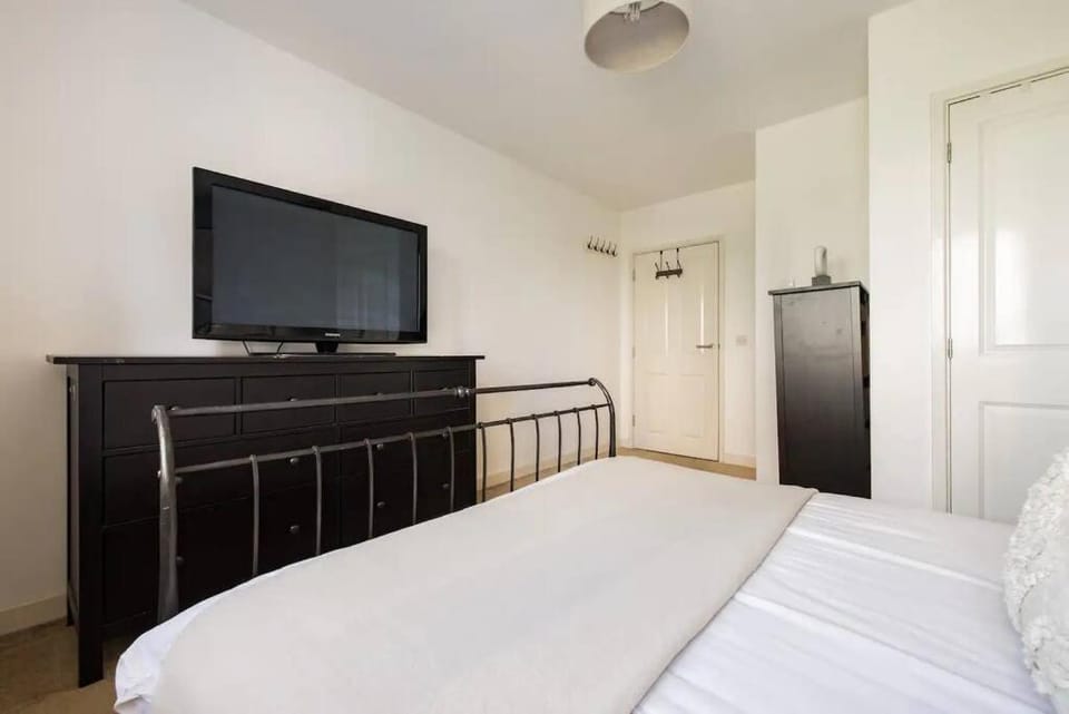 Bed, TV and multimedia, Bedroom, wardrobe