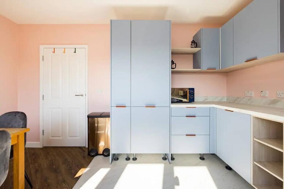 Kitchen or kitchenette, minibar
