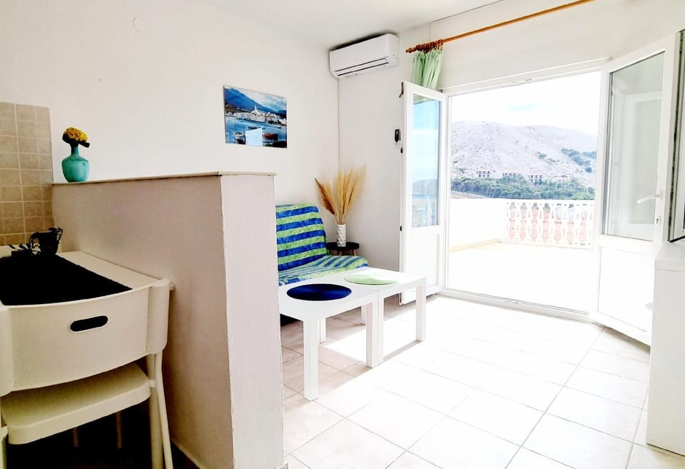 Living room, Dining area, Mountain view