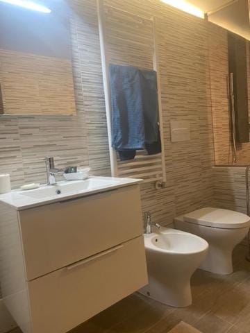 Toilet, bidet