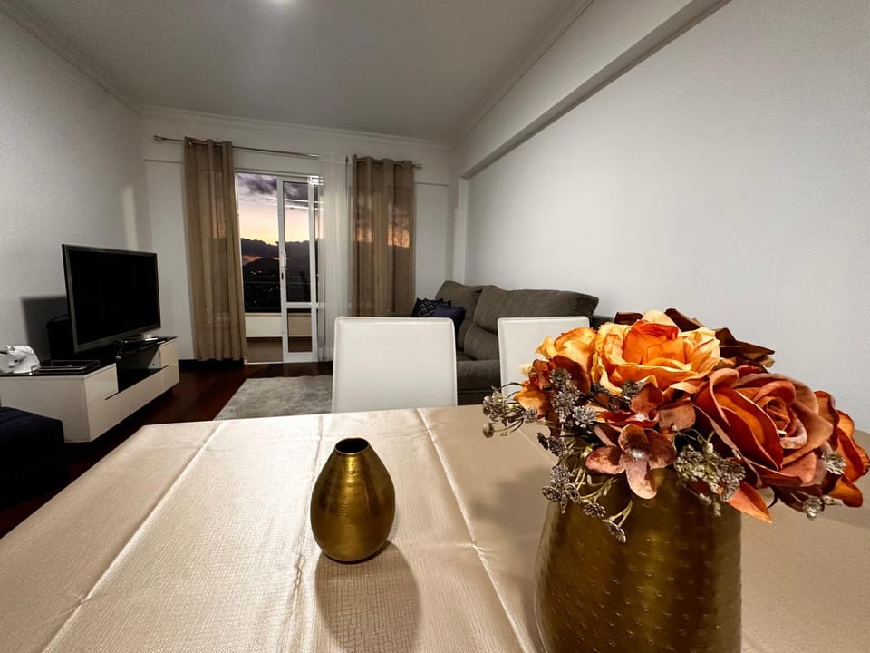Communal lounge/ TV room, TV and multimedia, Living room, Seating area, Dining area