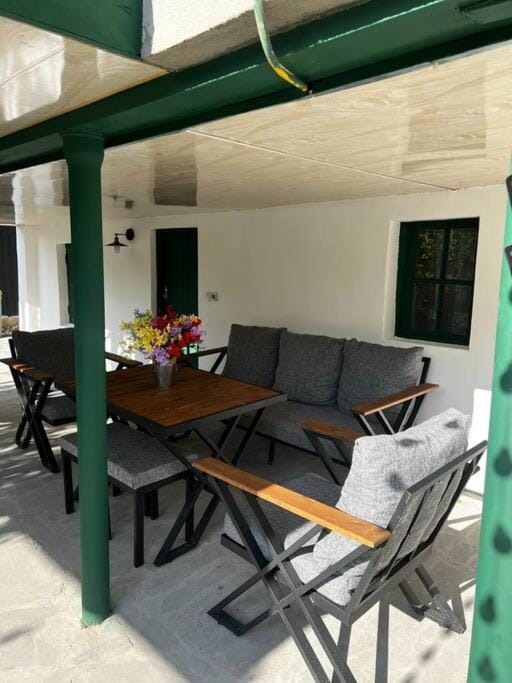 Patio, Seating area