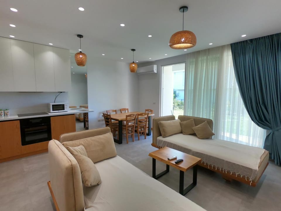Kitchen or kitchenette, Living room, Seating area, minibar, pet friendly