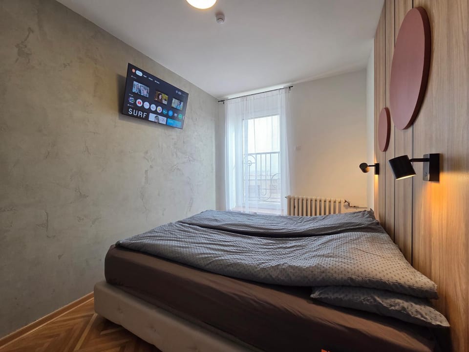 Bed, TV and multimedia, Bedroom