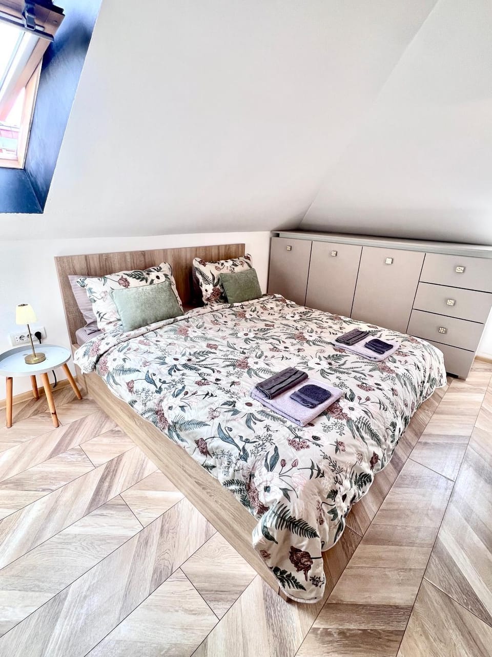 Bed, Photo of the whole room, Bedroom