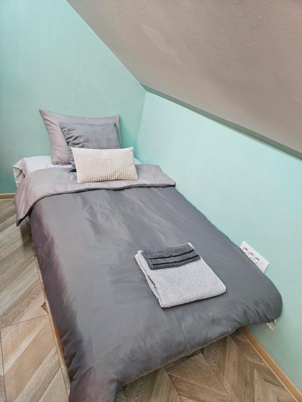 Bed, Photo of the whole room, Bedroom, towels
