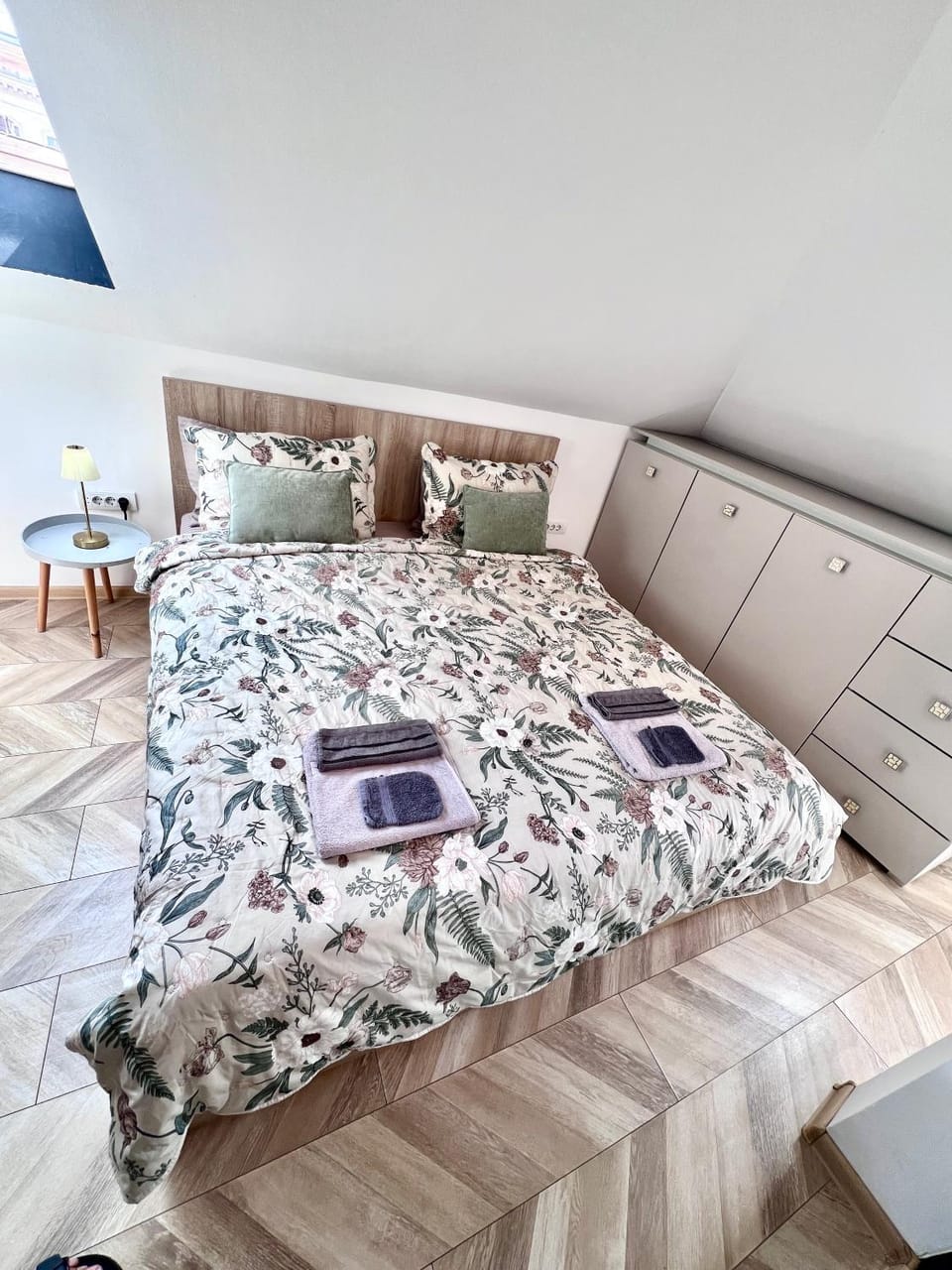 Bed, Photo of the whole room, Bedroom, towels