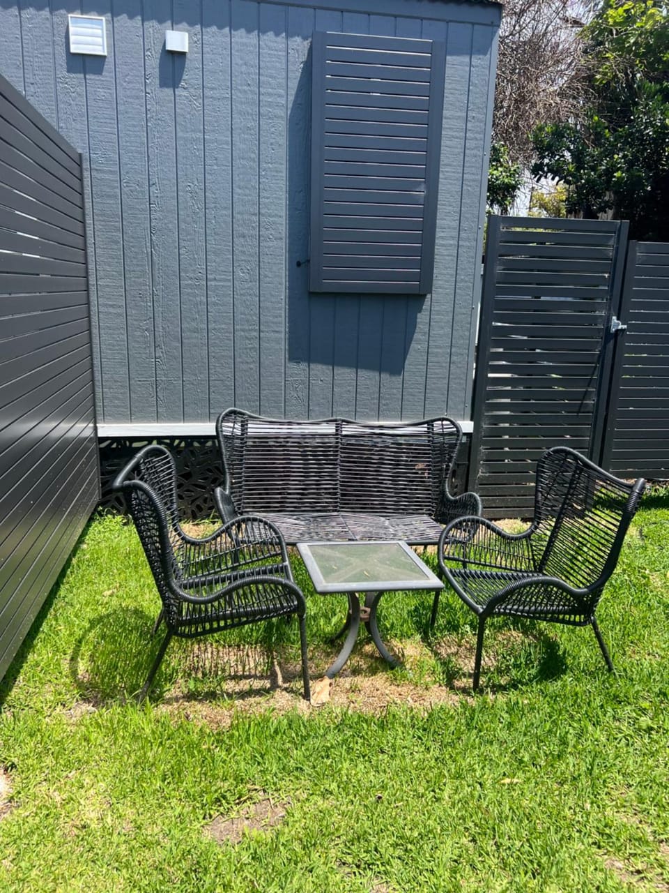Sweet Cute blue tiny home with Pool and 2 minute drive to the beach Chalet in Wollongong