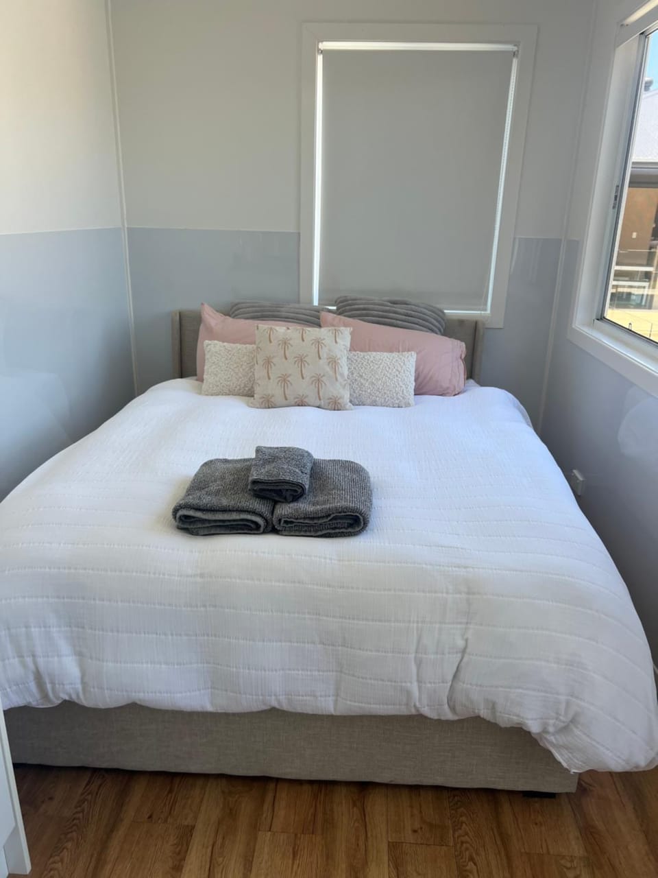 Sweet Cute blue tiny home with Pool and 2 minute drive to the beach Chalet in Wollongong
