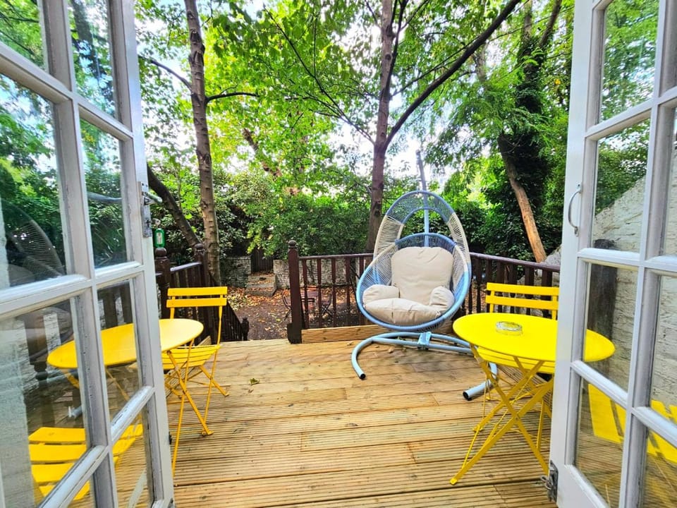 Patio, Day, Garden, Balcony/Terrace, furniture