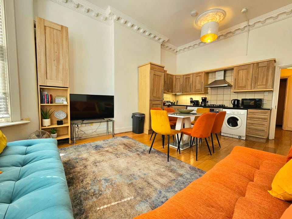 TV and multimedia, Kitchen or kitchenette, Living room, Seating area, Dining area, microwave, washing machine, dryer