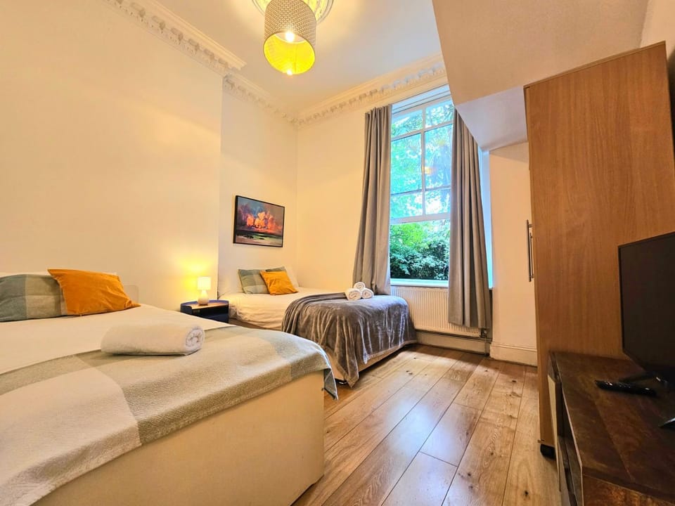 Bed, TV and multimedia, Photo of the whole room, Bedroom, wardrobe