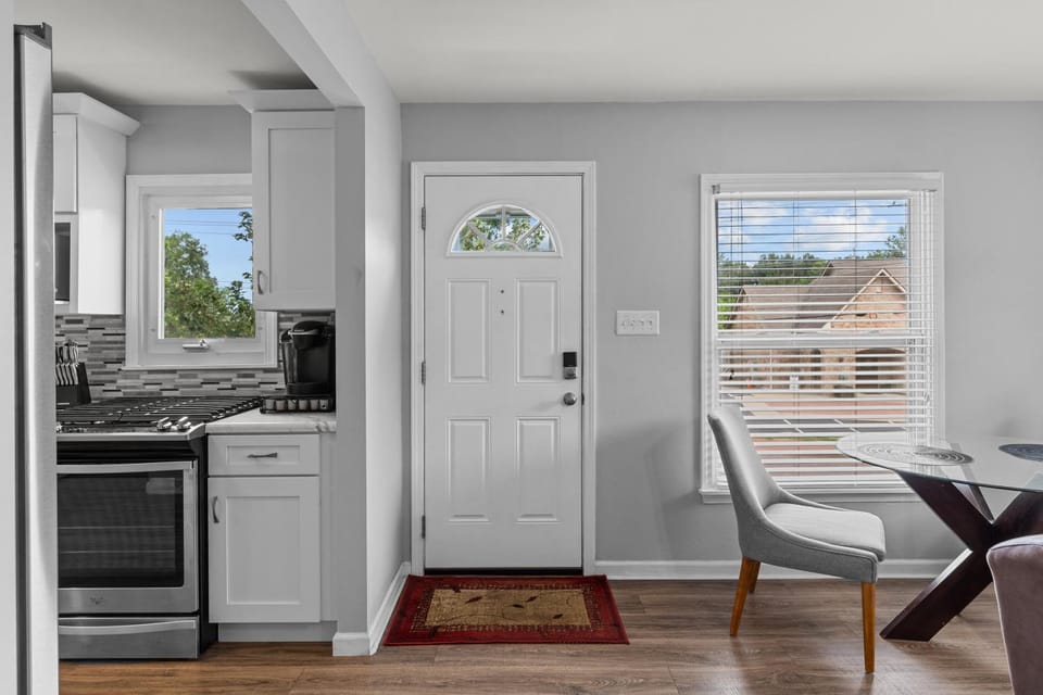 Facade/entrance, Photo of the whole room, Dining area