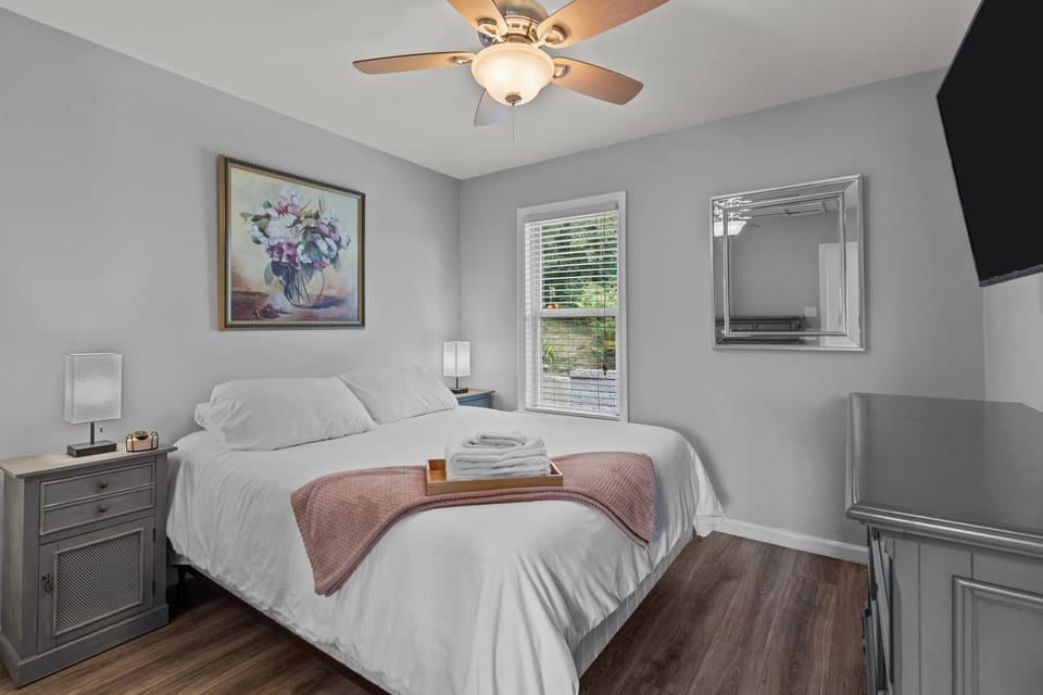 Bed, Photo of the whole room, Bedroom