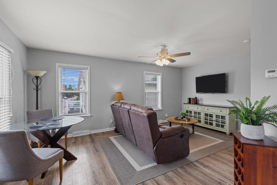 TV and multimedia, Living room, Photo of the whole room, Seating area, Dining area