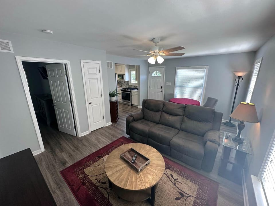 Charming Duplex on Main Apartment in Saint Charles