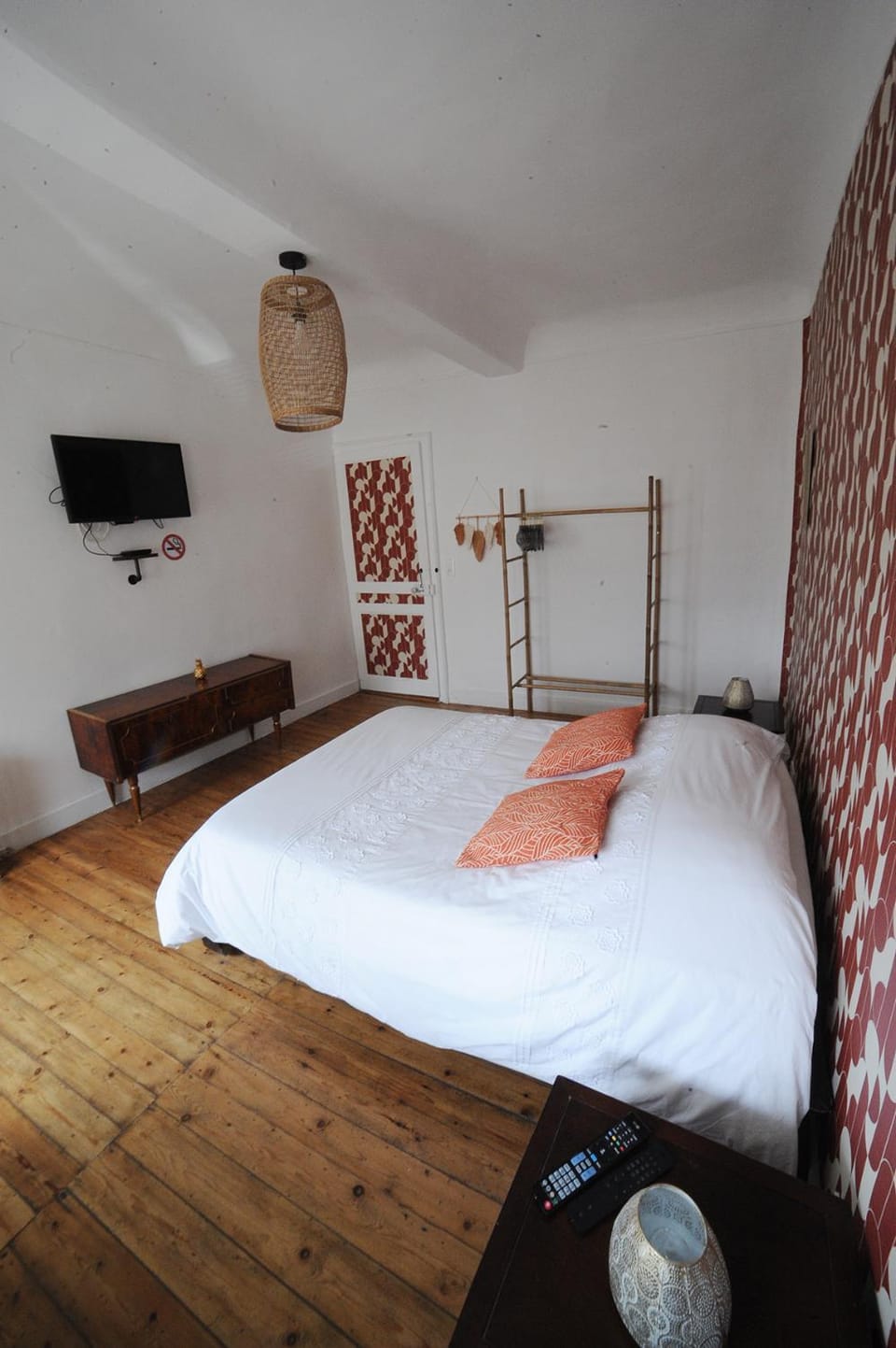 Bed, TV and multimedia, Photo of the whole room, Bedroom