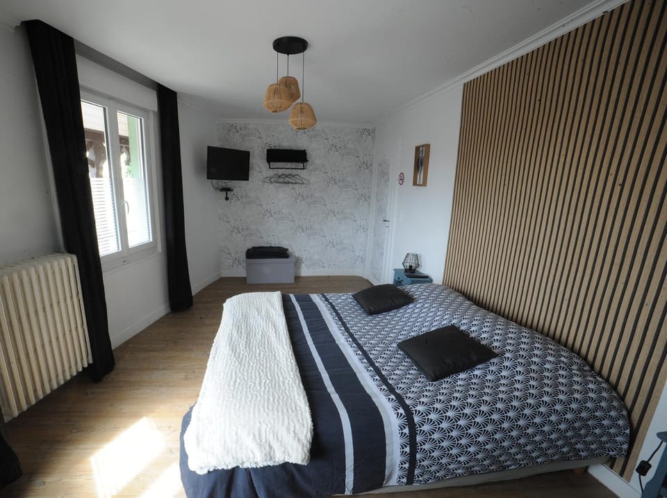 Bed, TV and multimedia, Photo of the whole room, Bedroom, internet