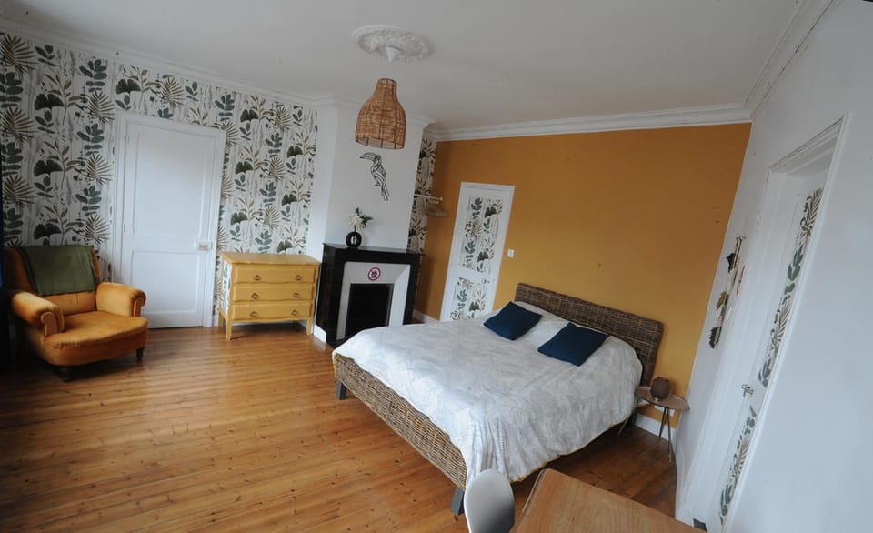 Bed, Photo of the whole room, Seating area, Bedroom
