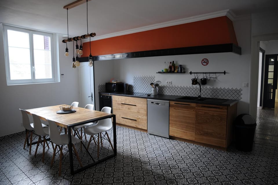 Coffee/tea facilities, Kitchen or kitchenette, Kitchen or kitchenette, Dining area, oven, stove
