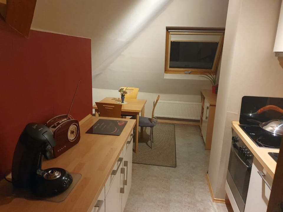 Kitchen or kitchenette, Dining area, pet friendly, stove, toaster