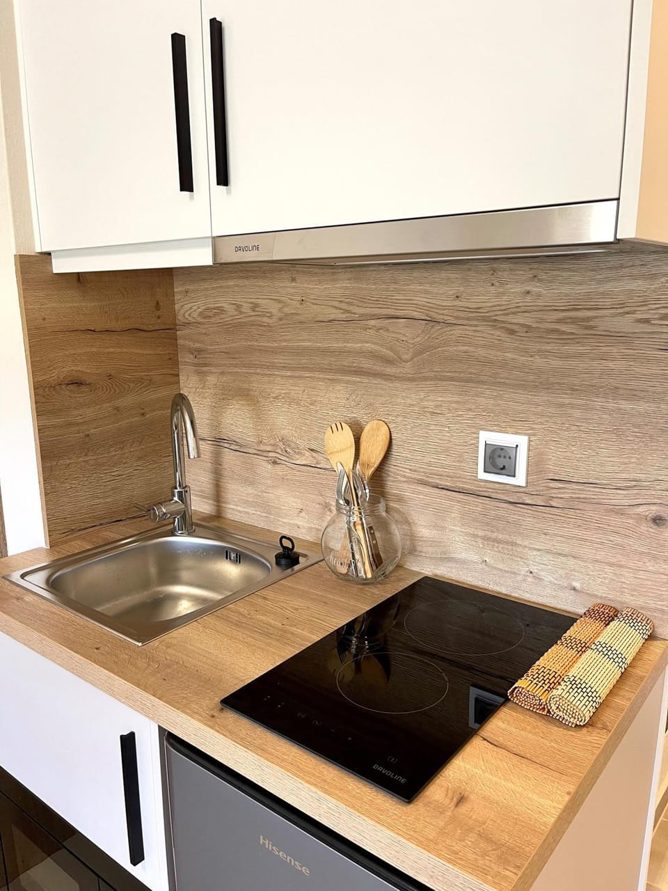 Kitchen or kitchenette, minibar, stove