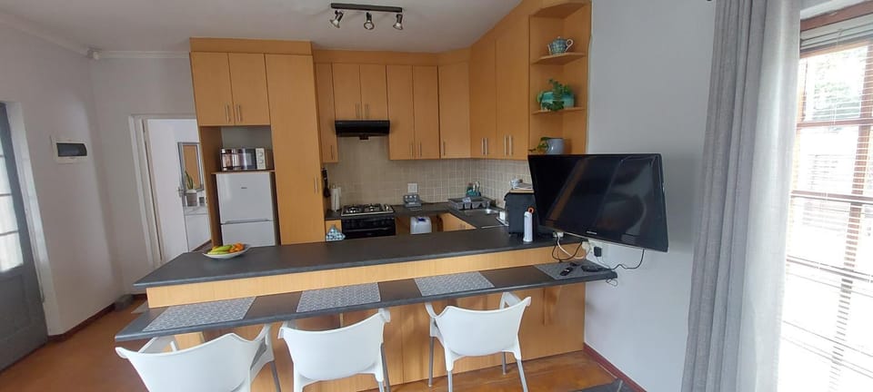 TV and multimedia, Kitchen or kitchenette, Dining area, minibar, stove