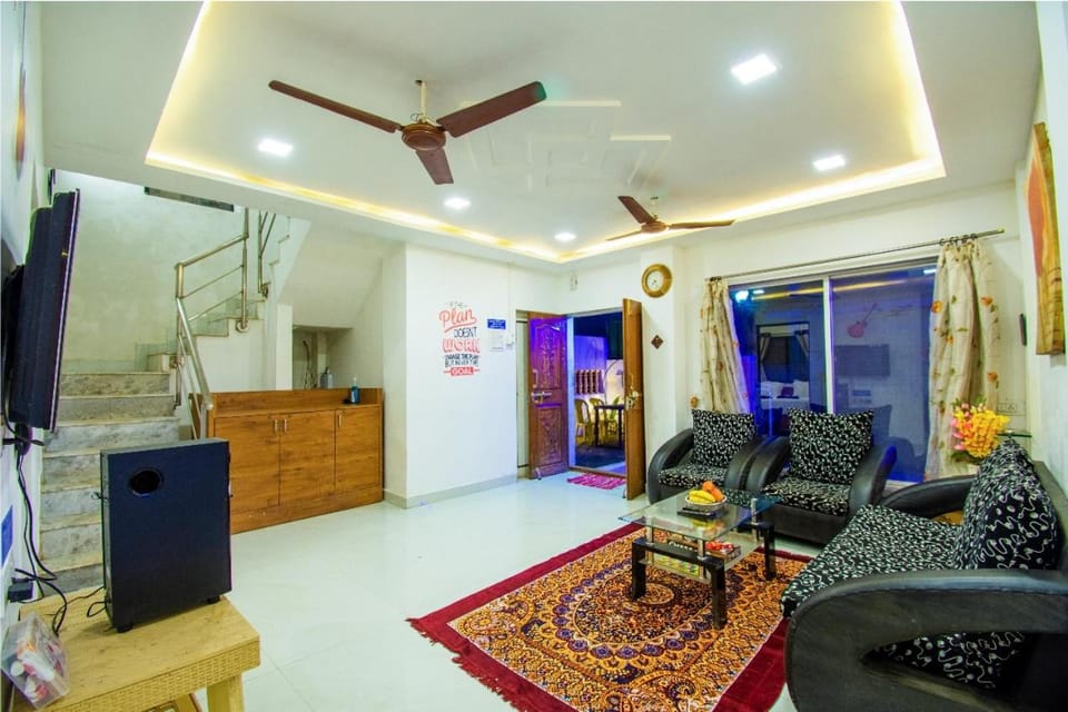 Communal lounge/ TV room, TV and multimedia, Living room, Seating area, fireplace