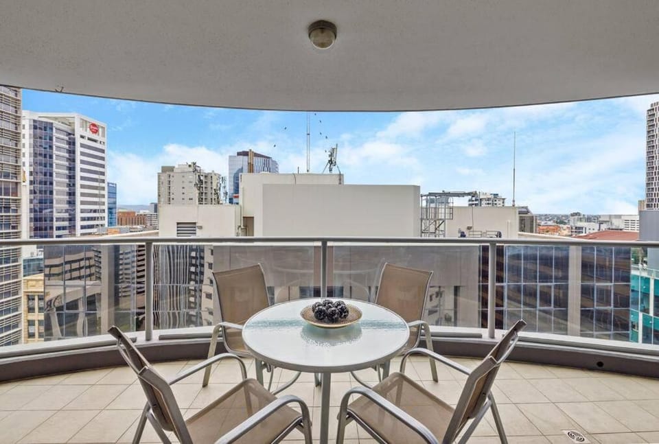 Inner-City Vibes! 2Bed/1Bath/1Car/Pool/Balcony~CBD Apartment in Kangaroo Point