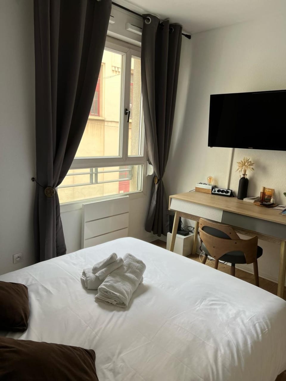 Bed, TV and multimedia, Photo of the whole room, Bedroom