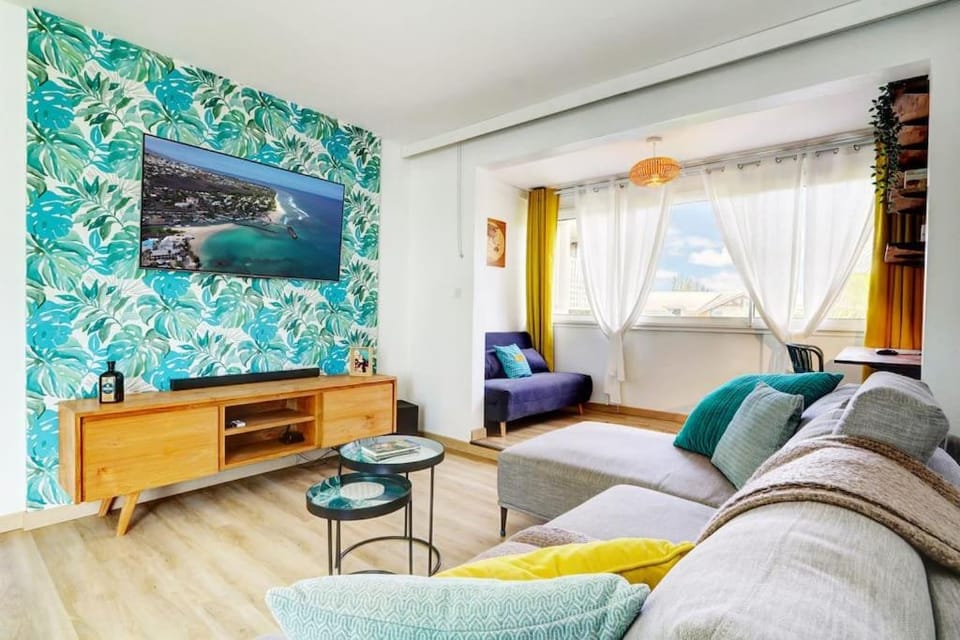 TV and multimedia, Living room, Seating area, Evening entertainment